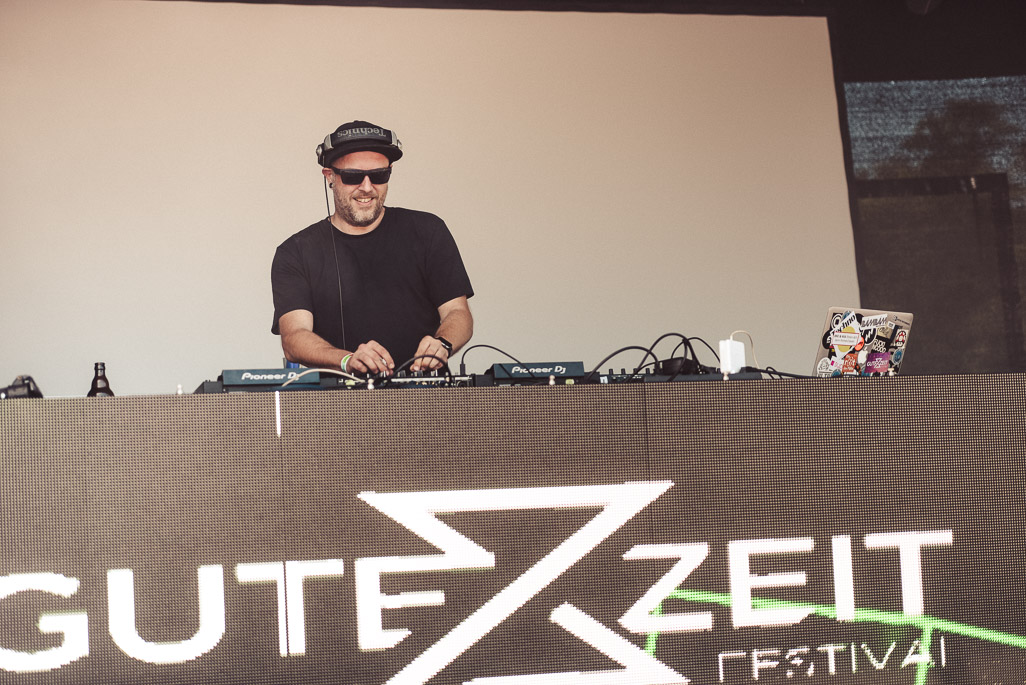 Foto von Dennis Paulisch DJ beim GuteZeit Festival in Konstanz