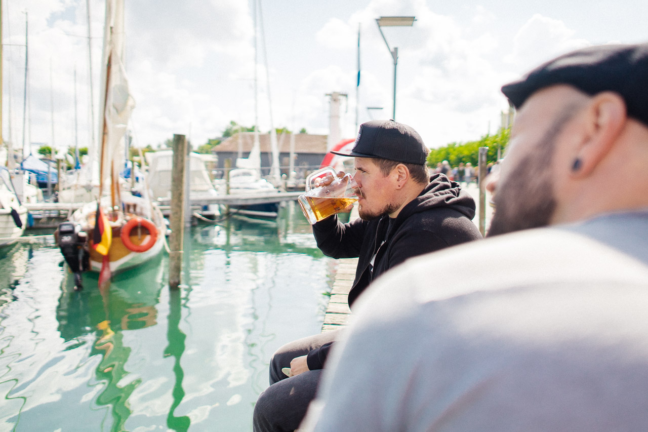 Ein Bier trinken am See und das Wetter geniessen beim Oldtimerbrunch Konstanz